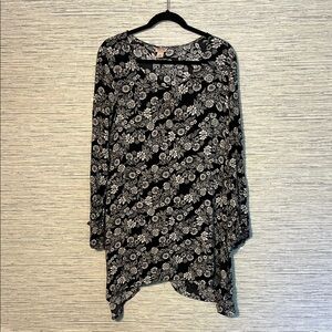 Black & White Floral Tunic – Bell Sleeves & Asymmetrical Hem (679)